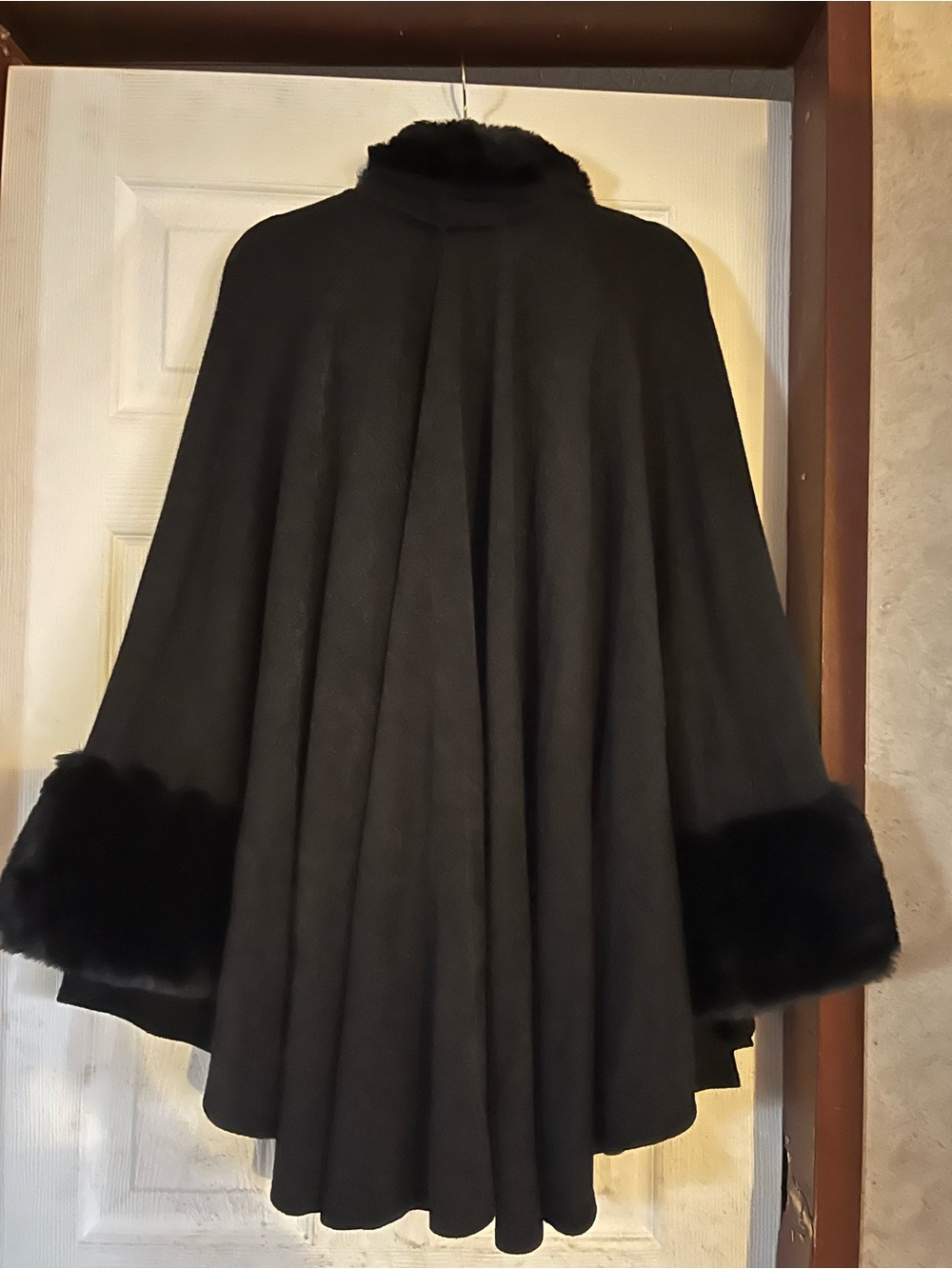 Heidi Daus Black Faux Fur Trim Cape Jacket - Picture 2 of 5